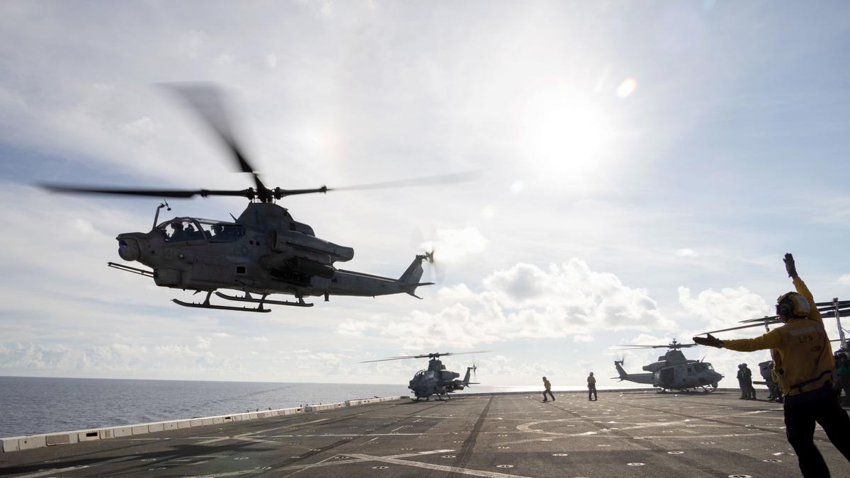 Một chiếc trực thăng AH-1Z Viper của Thủy quân lục chiến Hoa Kỳ cất cánh trong cuộc diễn tập phòng không trên tàu đổ bộ USS Green Bay (LPD 20) ở Thái Bình Dương hôm 17/09/2023. (Ảnh: Thủy quân lục chiến Hoa Kỳ/Hạ sĩ Christopher Lape)
