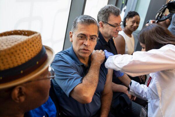 Bộ trưởng Y tế Hoa Kỳ Xavier Becerra, cùng với Giám đốc điều hành Pfizer Albert Bourla (giữa), chích một trong những loại vaccine COVID-19 mới tại CVS ở Washington, vào ngày 20/09/2023. (Ảnh: Drew Angerer / Getty Images)
