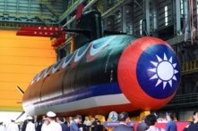 Tàu ngầm chế tạo nội địa đầu tiên của Đài Loan với tên gọi “Narwhal” (Kỳ lân biển) trong buổi lễ hạ thủy tại công ty chế tạo tàu thủy CSBC ở Cao Hùng, hôm 28/09/2023. (Ảnh: Sam Yeh/AFP thông qua Getty Images)