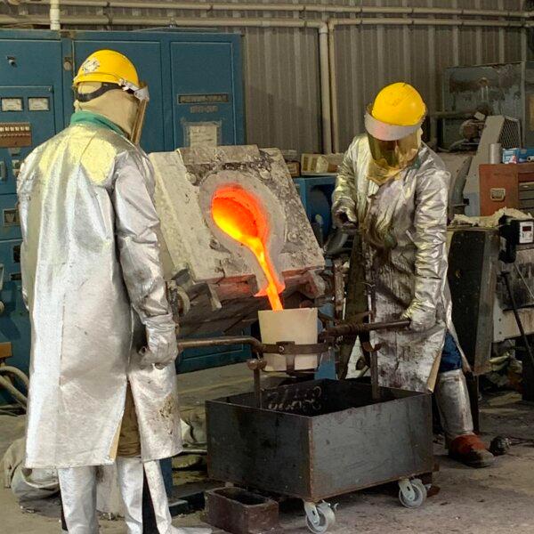 Giai đoạn đúc yêu cầu những công nhân lành nghề của xưởng đúc Pyrology Foundry ở Bastrop, Texas, đặt các thỏi đồng vào một nồi nấu kim loại bằng than chì, nung nóng đến khoảng 2,000 độ trong lò luyện kim. (Ảnh: Claire Suminski)