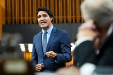 Thủ tướng Justin Trudeau đứng lên trong phiên chất vấn ở Hạ viện tại Đồi Nghị viện ở Ottawa hôm 04/10/2023. (Ảnh: The Canadian Press/Sean Kilpatrick)