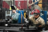 Công nhân đang lắp ráp cửa cho chiếc két sắt đang được sản xuất tại Liberty Safe Company ở Payson, Utah, vào ngày 22/03/2022. (Ảnh: George Frey/Getty Images)