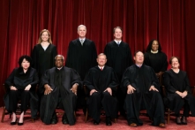 Các Thẩm phán Tối cao Pháp viện Hoa Kỳ chụp ảnh chân dung chính thức của họ tại Tối cao Pháp viện ở Hoa Thịnh Đốn vào ngày 07/10/2022. (Ảnh: Alex Wong/Getty Images)
