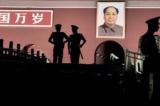 Cảnh sát bán quân sự Trung Quốc đứng gác bên dưới bức chân dung của cố lãnh đạo Mao Trạch Đông phía trước Tử Cấm Thành tại Quảng trường Thiên An Môn vào ngày 04/06/2014 tại Bắc Kinh, Trung Quốc. Hai mươi lăm năm trước, vào ngày 04/06/1989, quân đội Trung Quốc đã đàn áp những người biểu tình đòi dân chủ và trong các cuộc đụng độ sau đó, rất nhiều người đã bị thiệt mạng và bị thương. (Ảnh: Do Kevin Frayer chụp/Getty Images)