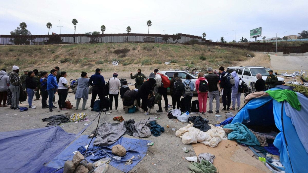 Các nhân viên Tuần tra Biên giới Hoa Kỳ giải quyết các trường hợp người di cư ở giữa hàng rào chính và phụ của biên giới giữa Mexico và Hoa Kỳ tại San Diego hôm 22/09/2023. (Ảnh: David Swanson/AFP qua Getty Images)