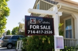 Một ngôi nhà treo biển “Cần bán” ở Irvine, California, hôm 21/09/2020. (Ảnh: John Fredricks/The Epoch Times)