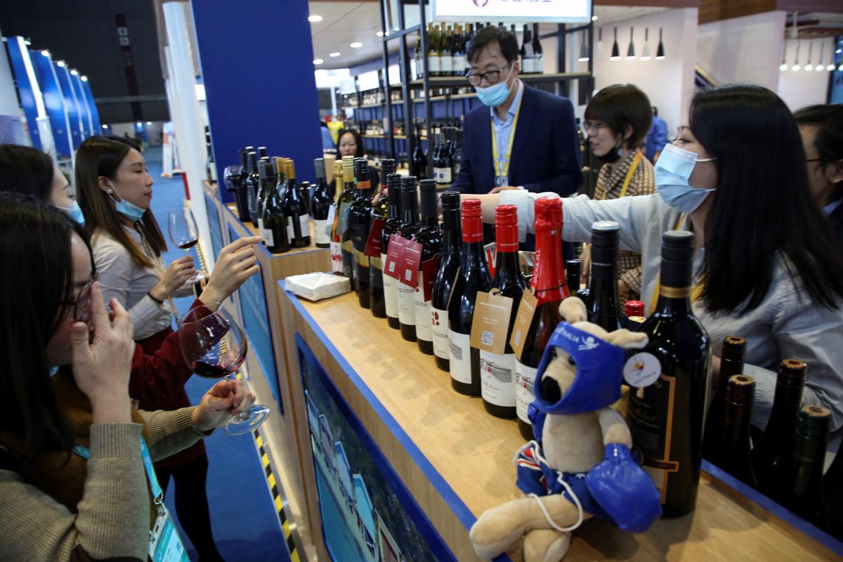 Mọi người nếm thử rượu vang đỏ từ Úc tại triển lãm Thực phẩm và Nông sản ở Thượng Hải, Trung Quốc, hôm 05/11/2020. (Ảnh: STR/AFP qua Getty Images)