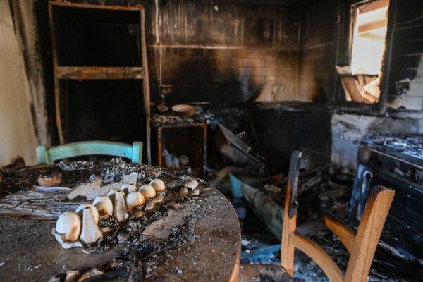 Những quả trứng bị cháy vẫn còn ở trên bàn trong một ngôi nhà bị thiêu rụi hoàn toàn sau khi những kẻ khủng bố Hamas tấn công khu định cư này vài ngày trước đó gần biên giới Gaza, ở Nir Oz, Israel, hôm 19/10/2023. (Ảnh: Alexi J. Rosenfeld/Getty Images)