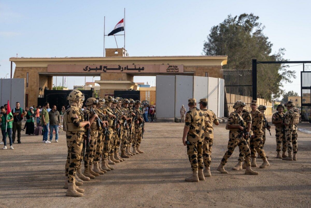 Binh lính quân đội Ai Cập đang canh gác trước một cuộc họp báo được Tổng thư ký Liên Hiệp Quốc tổ chức về vấn đề cửa khẩu Rafah biên giới của Ai Cập và Dải Gaza hôm 20/10/2023 (Ảnh: Ali Moustafa/AFP qua Getty Images).