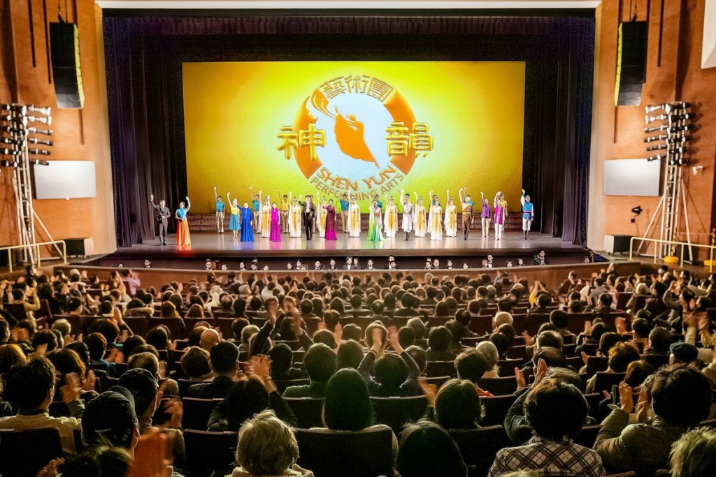 Lễ hạ màn của Công ty Nghệ thuật Biểu diễn Shen Yun Thế giới tại Trung tâm Nghệ thuật Gumi–Đại sảnh ở Gumi, Nam Hàn, hôm 08/02/2023. (Ảnh: Kim Guk-hwan/The Epoch Times)