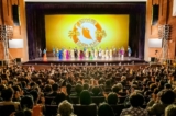 Các nghệ sĩ của đoàn Nghệ thuật Biểu diễn Shen Yun Thế giới chào khán giả trước khi hạ màn tại Trung tâm Nghệ thuật Gumi–Đại sảnh ở Gumi, Nam Hàn, hôm 08/02/2023. (Ảnh: Kim Guk-hwan/The Epoch Times)