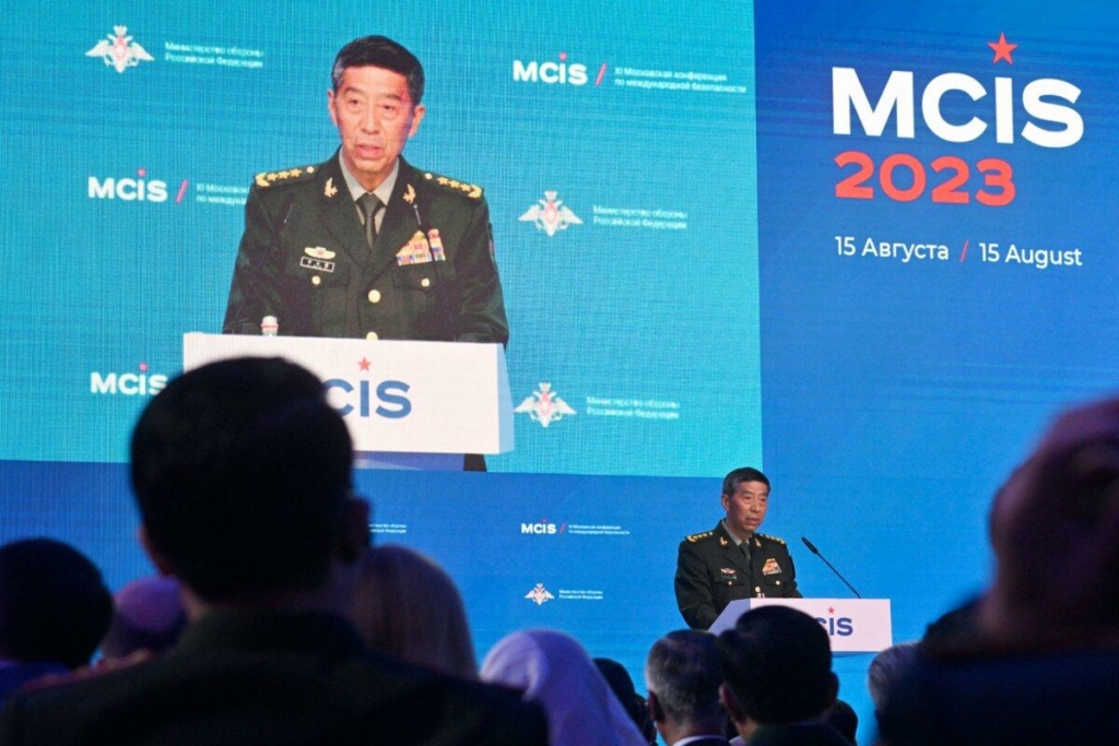 Cựu Bộ trưởng Quốc phòng Trung Quốc Lý Thượng Phúc (Li Shangfu) trình bày trong Hội nghị Moscow về An ninh Quốc tế ở Kubinka, ngoại ô Moscow, hôm 15/08/2023. (Ảnh: Alexander Nemenov/AFP qua Getty Images)