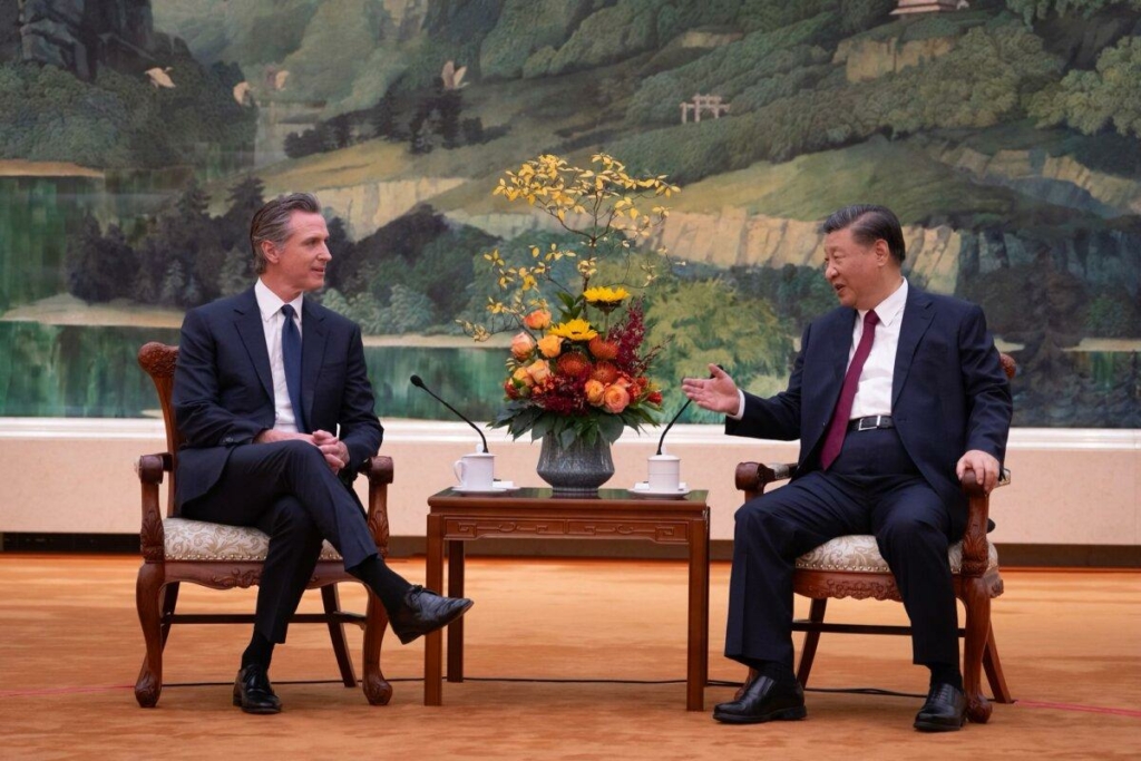 Thống đốc California Gavin Newsom (trái) gặp lãnh đạo Trung Quốc Tập Cận Bình tại Đại lễ đường Nhân dân ở Bắc Kinh hôm 25/10/2023. (Ảnh: Được đăng dưới sự cho phép của Văn phòng Thống đốc California)