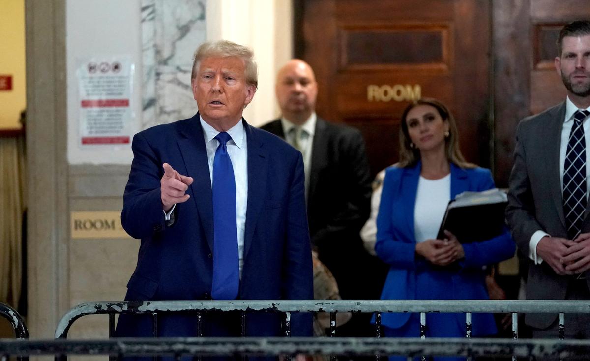 Cựu Tổng thống Donald Trump nói với báo chí trong giờ nghỉ giải lao tại phiên tòa xét xử về gian lận dân sự tại Tòa án Tối cao Tiểu bang New York ở thành phố New York, hôm 25/10/2023. (Ảnh: Timothy A. Clary/AFP qua Getty Images)