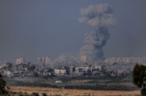 Các cột khói bốc lên từ một vụ nổ tại dải Gaza, được quan sát từ Sderot, Israel hôm 27/10/2023 (Ảnh: Dan Gitwood/Getty Images)
