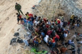 Nhìn từ trên cao, một nhân viên Tuần tra Biên giới Hoa Kỳ theo dõi những người nhập cư bất hợp pháp bước vào Hoa Kỳ sau khi băng qua Rio Grande từ Mexico, ở Eagle Pass, Texas, hôm 30/09/2023. (Ảnh: John Moore/Getty Images)