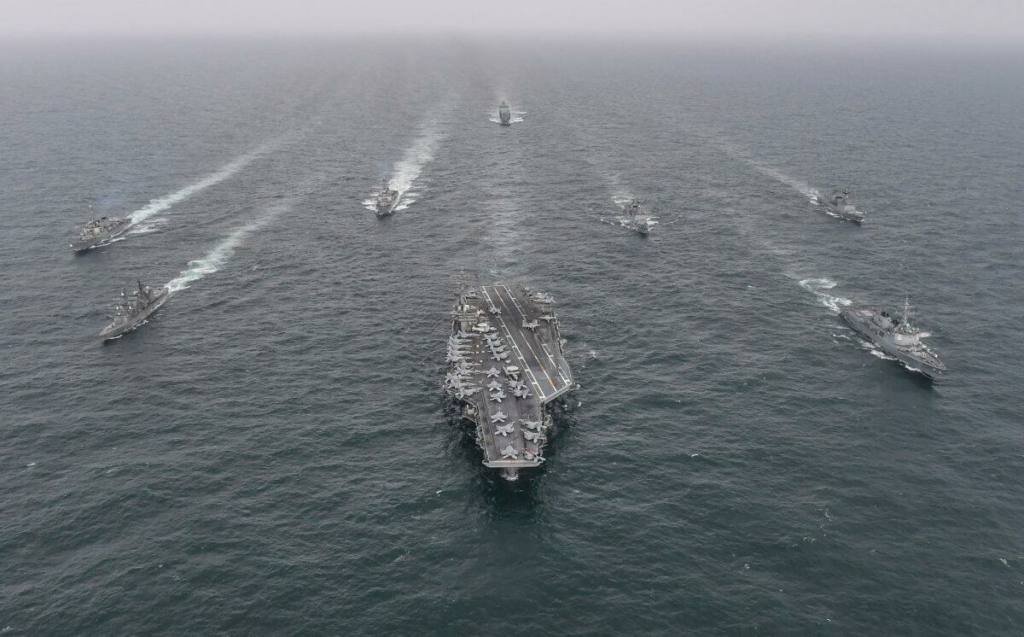 Khu trục hạm Yulgok Yi I của Hải quân Nam Hàn (phải) Hàng không mẫu hạm USS Nimitz (ở giữa) của Hải quân Hoa Kỳ và Umigiri của Lực lượng Phòng vệ Hàng hải Nhật Bản đi theo đội hình trong một cuộc tập trận hải quân chung ở vùng biển quốc tế ngoài khơi đảo Jeju phía nam Nam Hàn tại một địa điểm không được tiết lộ, hôm 04/04/2023. (Ảnh: Bộ Quốc phòng Hàn Quốc qua Getty Images)