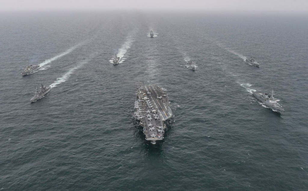Khu trục hạm Yulgok Yi I của Hải quân Nam Hàn (phải) Hàng không mẫu hạm USS Nimitz (ở giữa) của Hải quân Hoa Kỳ và Umigiri của Lực lượng Phòng vệ Hàng hải Nhật Bản đi theo đội hình trong một cuộc tập trận hải quân chung ở vùng biển quốc tế ngoài khơi đảo Jeju phía nam Nam Hàn tại một địa điểm không được tiết lộ, hôm 04/04/2023. (Ảnh: Bộ Quốc phòng Hàn Quốc qua Getty Images)