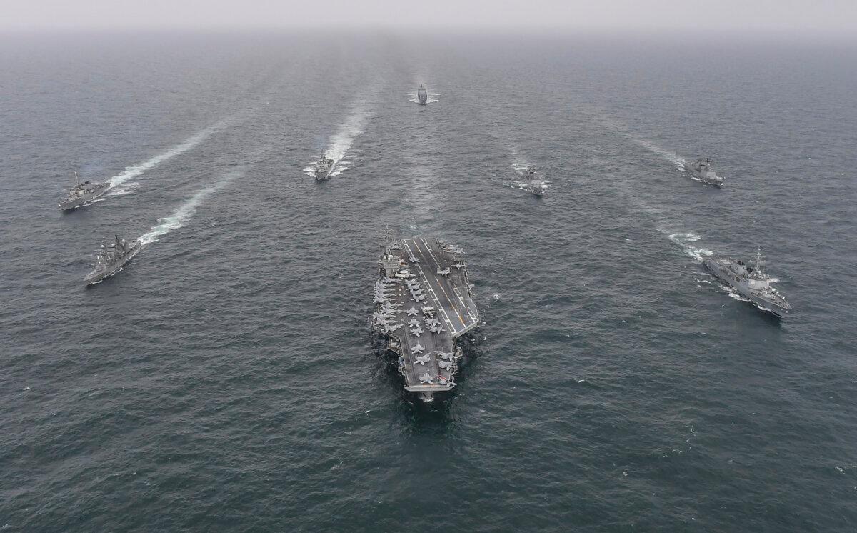 Khu trục hạm Yulgok Yi I của Hải quân Nam Hàn (phải) Hàng không mẫu hạm USS Nimitz (ở giữa) của Hải quân Hoa Kỳ và Umigiri của Lực lượng Phòng vệ Hàng hải Nhật Bản đi theo đội hình trong một cuộc tập trận hải quân chung ở vùng biển quốc tế ngoài khơi đảo Jeju phía nam Nam Hàn tại một địa điểm không được tiết lộ, hôm 04/04/2023. (Ảnh: Bộ Quốc phòng Hàn Quốc qua Getty Images)