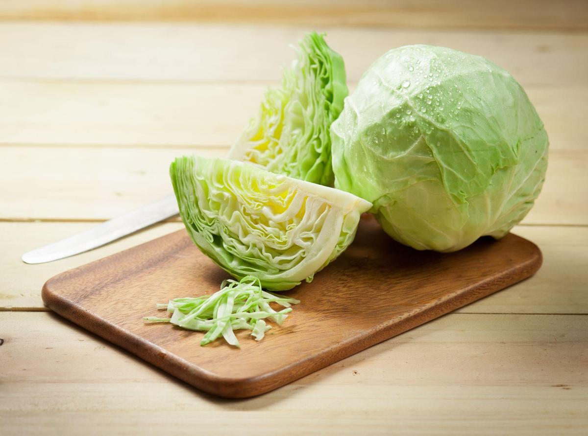 Thêm bắp cải sống vào thực đơn hàng ngày là cách giảm cân đơn giản, lành mạnh và đã được chứng minh. (Ảnh: showcake/Shutterstock)