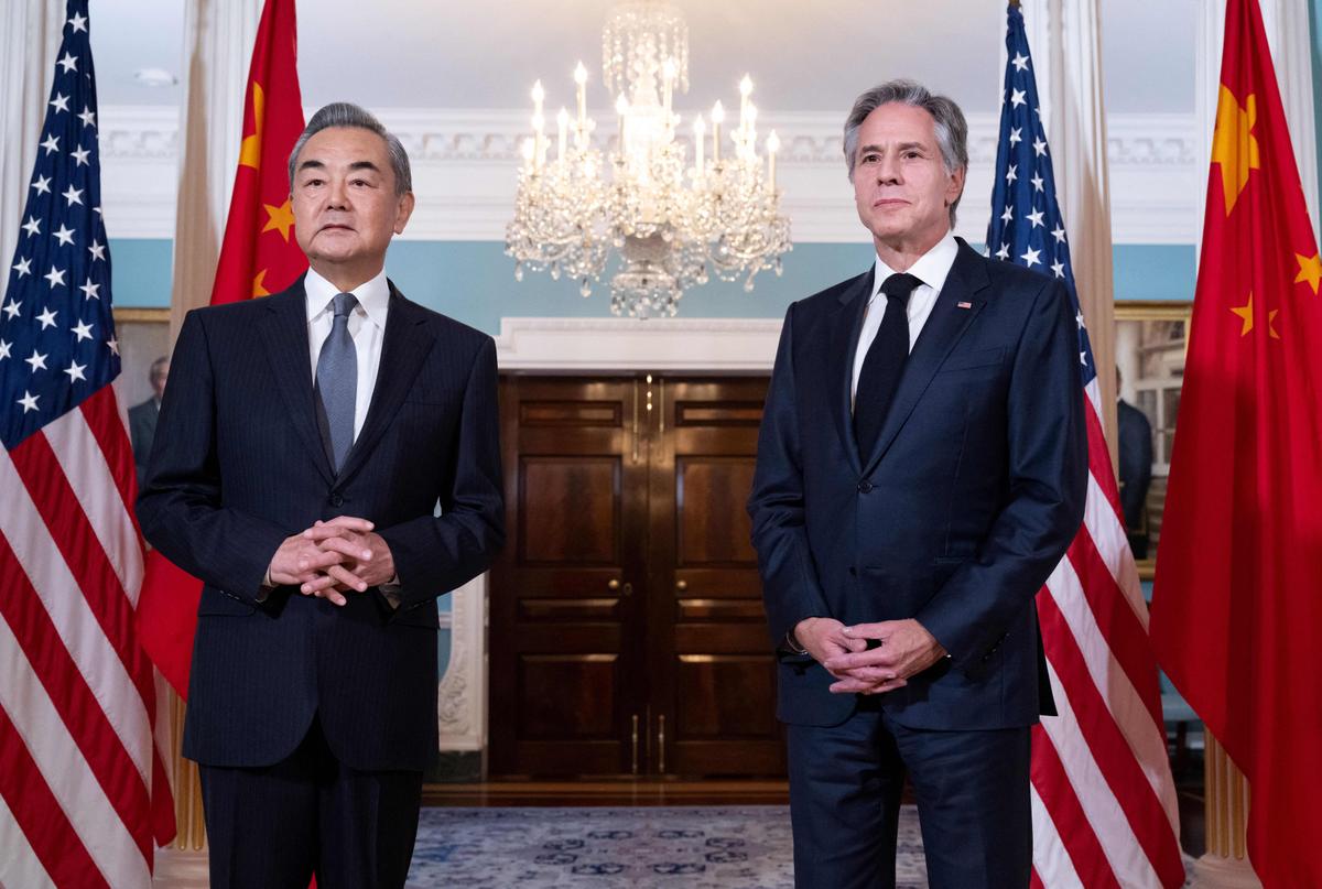 Ngoại trưởng Antony Blinken (phải) và Bộ trưởng Ngoại giao Trung Quốc Vương Nghị nói chuyện với các phóng viên trước cuộc gặp tại Bộ Ngoại giao ở Hoa Thịnh Đốn, hôm 26/10/2023. (Ảnh: Saul Loeb/AFP qua Getty Images)