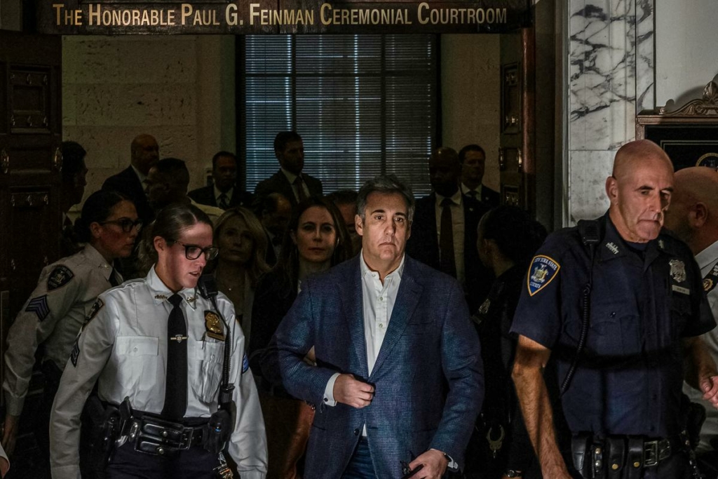 Ông Michael Cohen bước ra khỏi phòng xử án trong thời gian nghỉ giữa giờ trong phiên làm chứng chống lại người chủ cũ của mình, cựu Tổng thống Donald Trump, tại New York hôm 24/10/2023. (Ảnh: Alex Kent/AFP qua Getty Images)