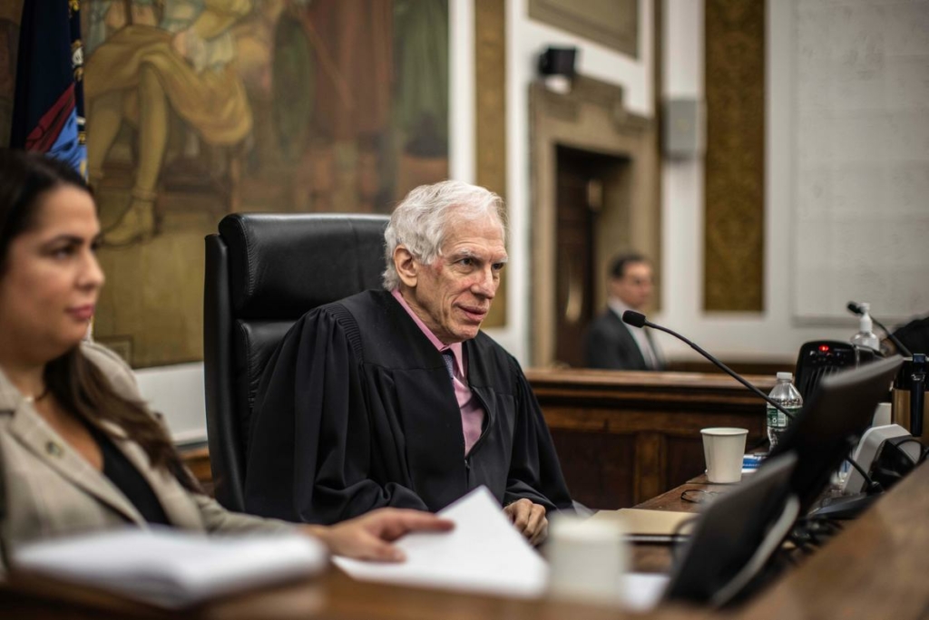 Thẩm phán Arthur Engoron chủ trì phiên tòa xét xử gian lận của cựu Tổng thống Donald Trump, tại Tòa án Tối cao tiểu bang New York ở New York hôm 03/10/2023. (Ảnh: Dave Sanders/Pool Photo qua AP)