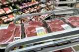 Những khay thịt bò được bày bán trong siêu thị ở McLean, tiểu bang Virginia, ngày 10/06/2022. (Ảnh: Saul Loeb/AFP qua Getty Images)