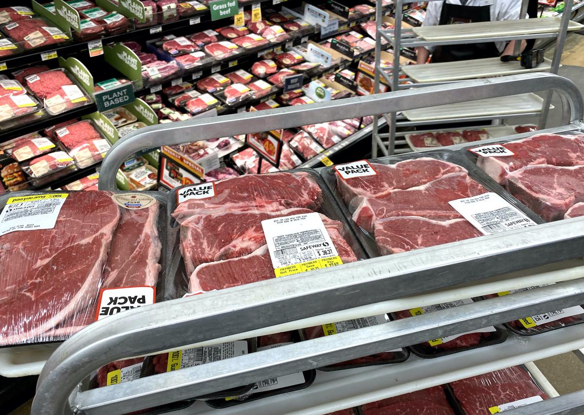 Những khay thịt bò được bày bán trong siêu thị ở McLean, tiểu bang Virginia, ngày 10/06/2022. (Ảnh: Saul Loeb/AFP qua Getty Images)
