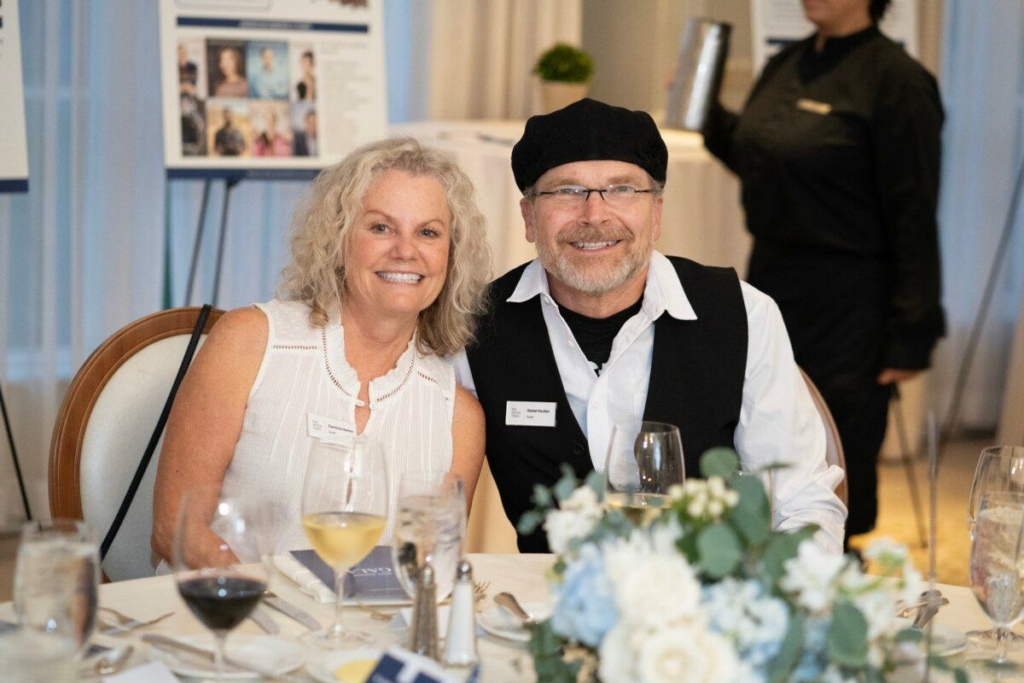 Các khách mời Daniel và Caroline Hanlon tham dự Dạ tiệc Thường niên năm 2023 của The Epoch Times, được tổ chức tại Newport Beach, California, hôm 28/10/2023. (Ảnh: Oksana Khan/The Epoch Times)