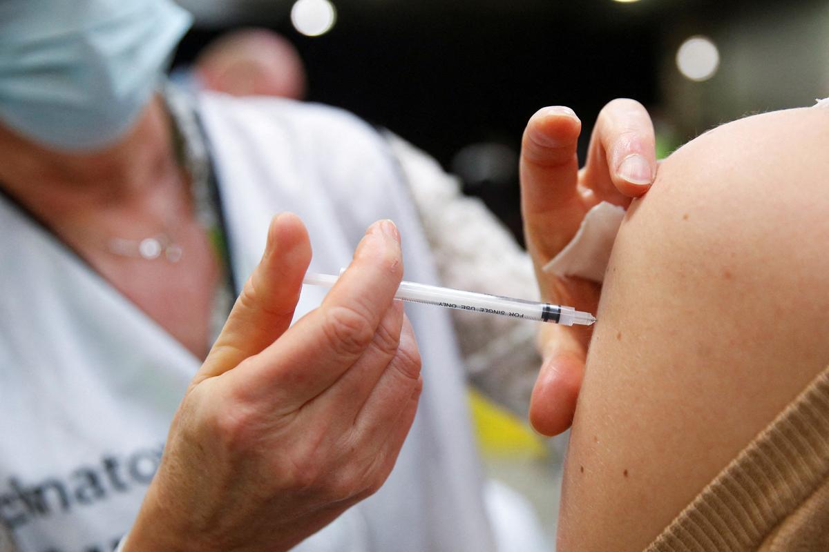 Một người phụ nữ được chích vaccine ngừa COVID-19 Moderna. (Ảnh: Johanna Geron/Reuters)