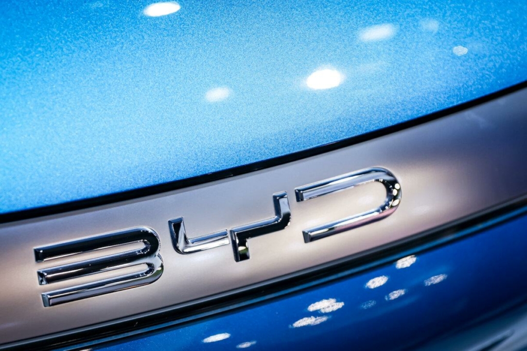 Logo của thương hiệu xe hơi Trung Quốc BYD tại triển lãm xe hơi quốc tế IAA Mobility 2023 ở Munich, Đức, hôm 06/09/2023. (Ảnh: Leonhard Simon/Getty Images)