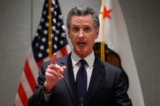 Thống đốc California Gavin Newsom tham dự một cuộc họp báo ở Bắc Kinh hôm 25/10/2023. (Ảnh: Wang Zhao/AFP qua Getty Images)