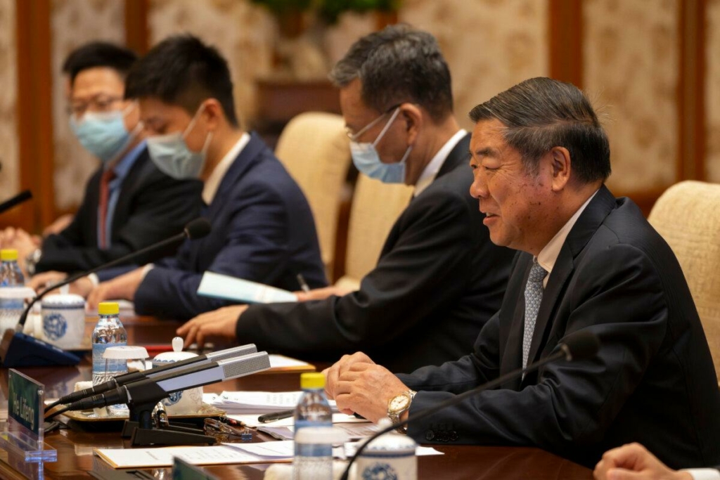 Phó Thủ tướng Trung Quốc Hà Lập Phong (phải) trình bày trong cuộc gặp với Bộ trưởng Ngân khố Hoa Kỳ Janet Yellen (không có ảnh) tại Nhà khách Quốc gia Điếu Ngư Đài ở Bắc Kinh hôm 08/07/2023. (Ảnh: Mark Schiefelbein/Pool/Getty Images)