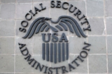 Logo của Sở An sinh Xã hội nhìn từ bên ngoài một tòa nhà của sở tại Burbank, California vào ngày 05/11/2020. (Ảnh: Valerie Macon/AFP qua Getty Images)
