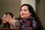 Bà Wendy Carrillo (Dân Chủ-Los Angeles) lắng nghe trong phiên khai mạc của Hạ viện California ở Sacramento, California, hôm 04/01/2023. (Ảnh: José Luis Villegas/AP Photo)