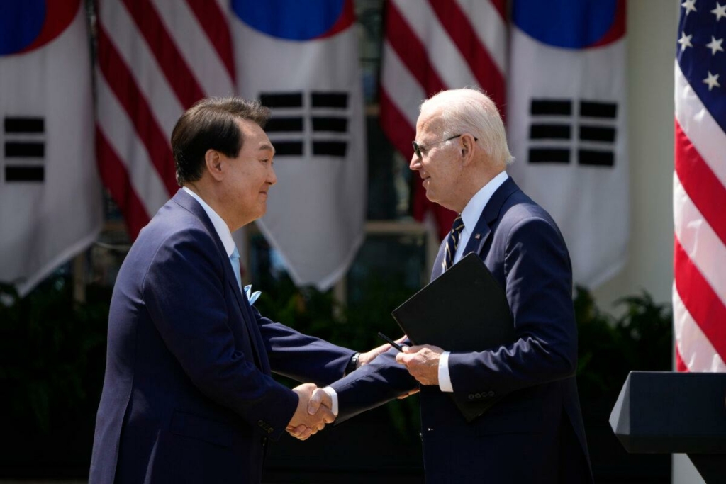 Tổng thống Nam Hàn Yoon Suk-yeol và Tổng thống Hoa Kỳ Joe Biden bắt tay nhau. (Ảnh: Drew Angerer/Getty Images)