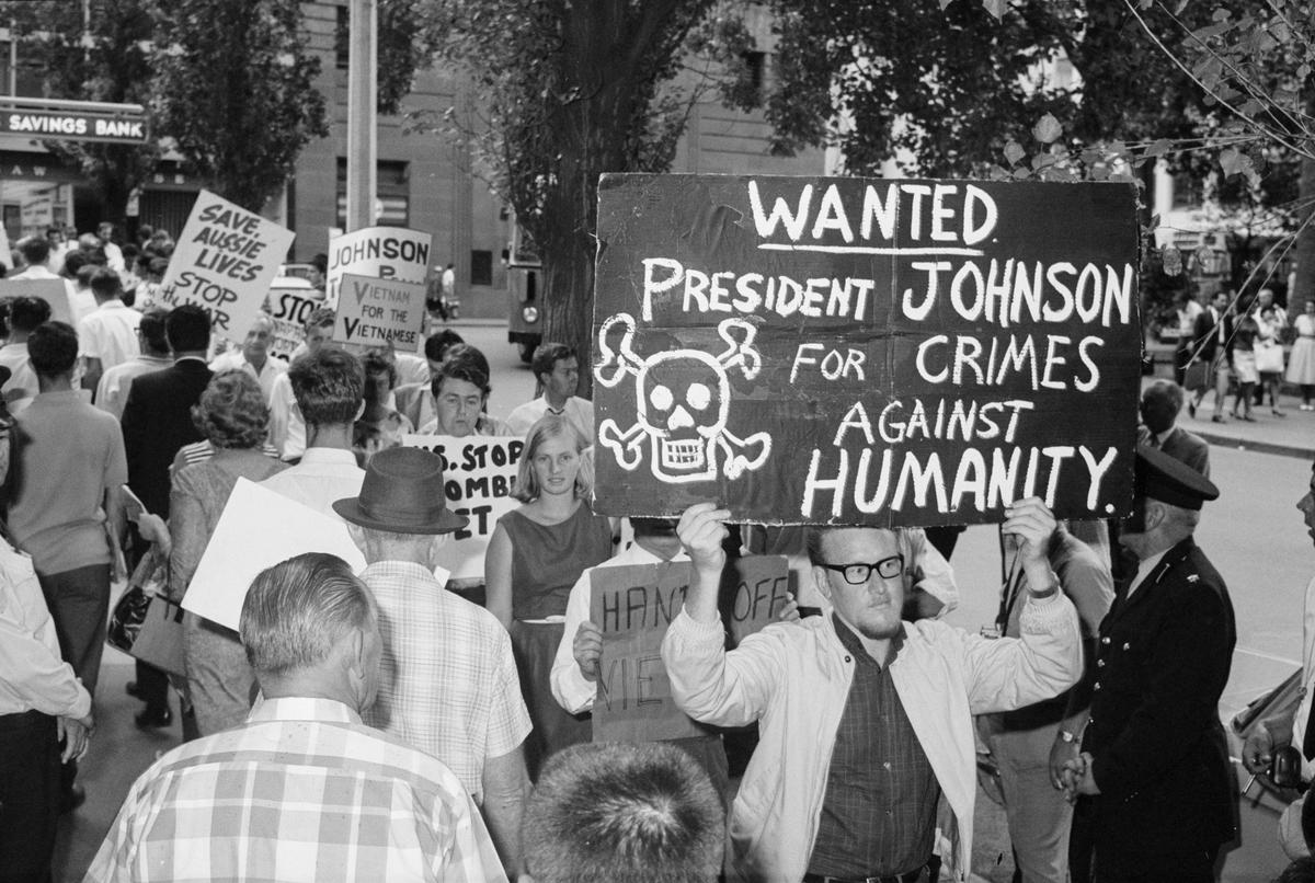 Một người biểu tình giơ tấm biển kêu gọi Tổng thống Hoa Kỳ Lyndon B. Johnson phải đối mặt với sự trừng phạt vì các hành động của Hoa Kỳ trong Chiến tranh Việt Nam, tại một cuộc biểu tình ở Sydney vào ngày 01/02/1966. (Ảnh: The Tribune/SEARCH Foundation, CC BY 4.0)