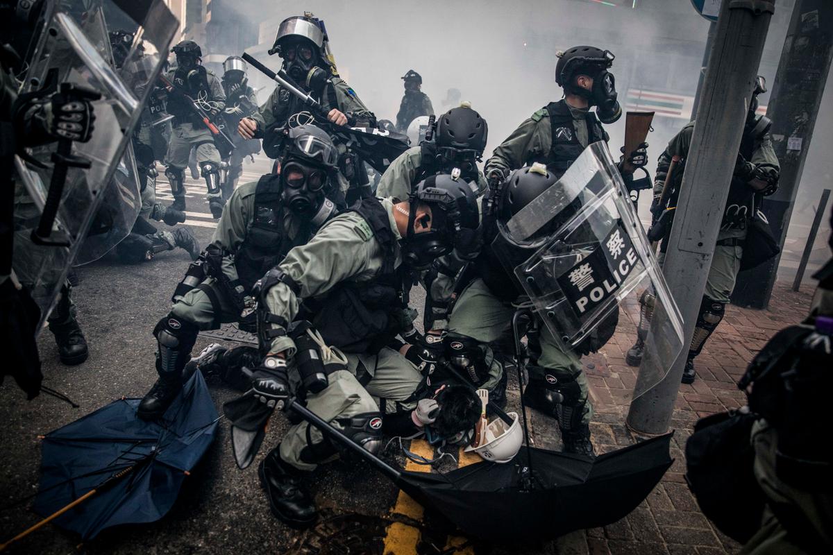 Cảnh sát ngăn chặn và bắt giữ những người biểu tình ủng hộ dân chủ trong các cuộc đụng độ ở Hồng Kông vào ngày 01/10/2019. (Ảnh: Chris McGrath/Getty Images)