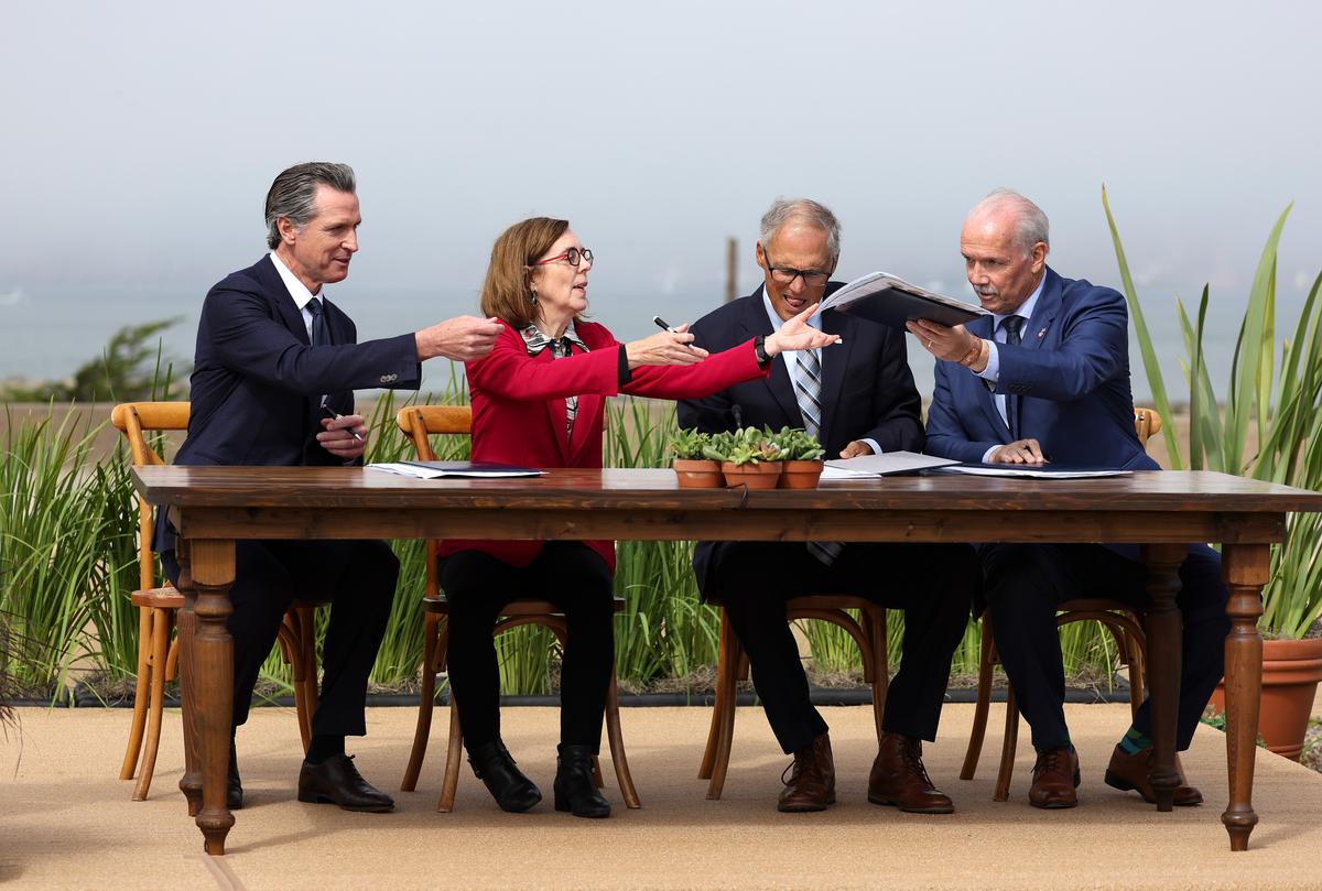 Thống đốc California Gavin Newsom, Thống đốc Oregon Kate Brown, Thống đốc Washington Jay Inslee, và Thủ hiến British Columbia John Horgan ký các thỏa thuận về khí hậu tại San Francisco hôm 06/10/2022. (Ảnh: Justin Sullivan/Getty Images)