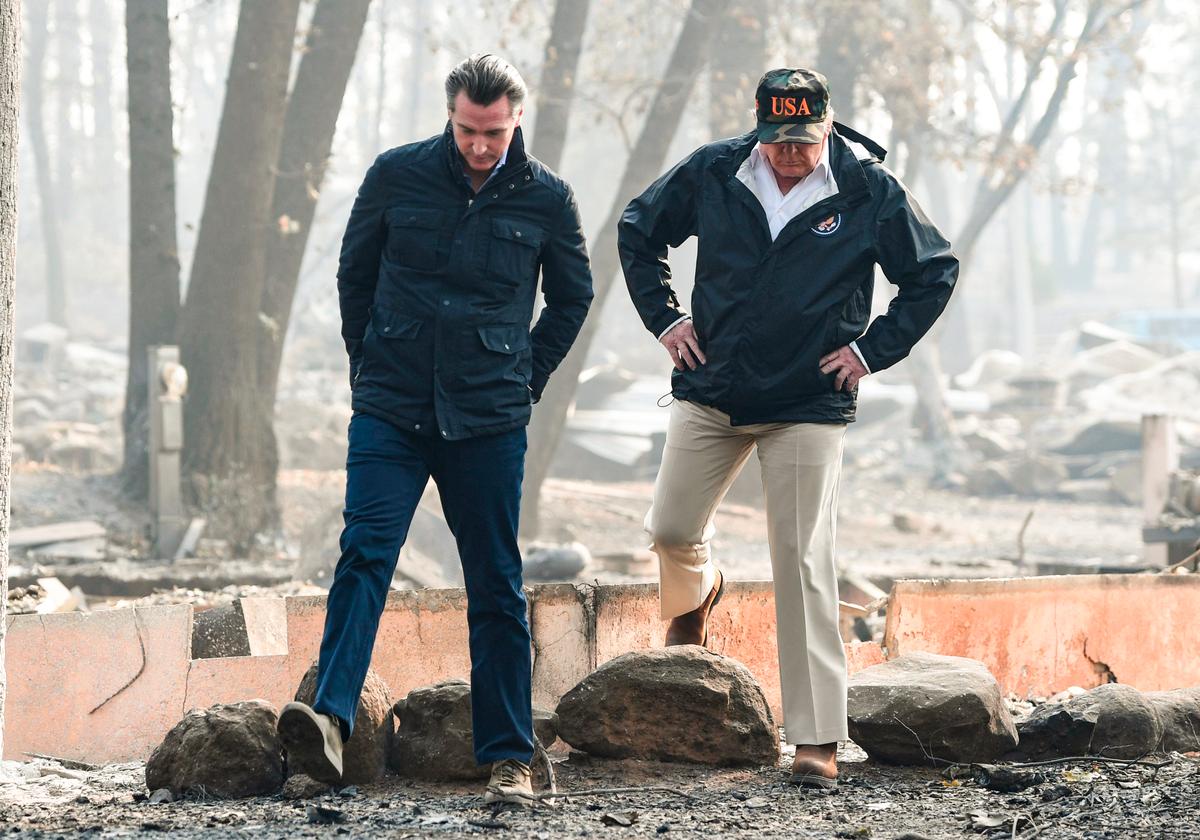 Thống đốc California Gavin Newsom và cựu Tổng thống Donald Trump xem thiệt hại do cháy rừng ở Paradise, California, vào ngày 17/11/2018. (Ảnh: Saul Loeb/AFP qua Getty Images)