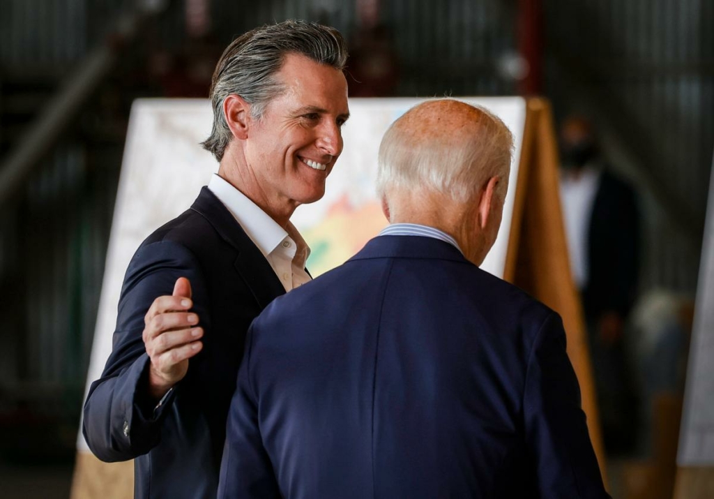 Thống đốc California Gavin Newsom (trái) đi cùng Tổng thống Joe Biden sau khi trình bày tại phi trường ở Mather, California, vào ngày 13/09/2021. Tổng thống Biden đã đi tham quan khu vực bị tàn phá do cháy rừng gần Sacramento cùng với ông Newsom trước khi đến Los Angeles để tham gia vào một sự kiện trong chiến dịch “No on Recall” (Nói Không với Bãi nhiệm). (Ảnh: Justin Sullivan/Getty Images)