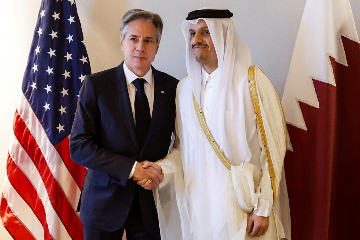 Ngoại trưởng Hoa Kỳ Antony Blinken gặp Thủ tướng và Ngoại trưởng Qatar Mohammed bin Abdulrahman Al Thani tại một khách sạn vào một trong các ngày họp, ở Amman, Jordan, hôm 04/11/2023. (Ảnh: Jonathan Ernst/Pool/Reuters)