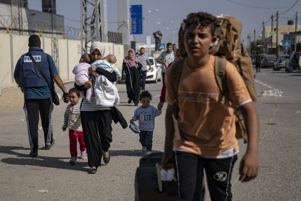 Người Palestine đến Rafah, cửa biên giới giữa Dải Gaza và Ai Cập, hôm 01/11/2023. (Ảnh: The Canadian Press/AP, Fatima Shbair)
