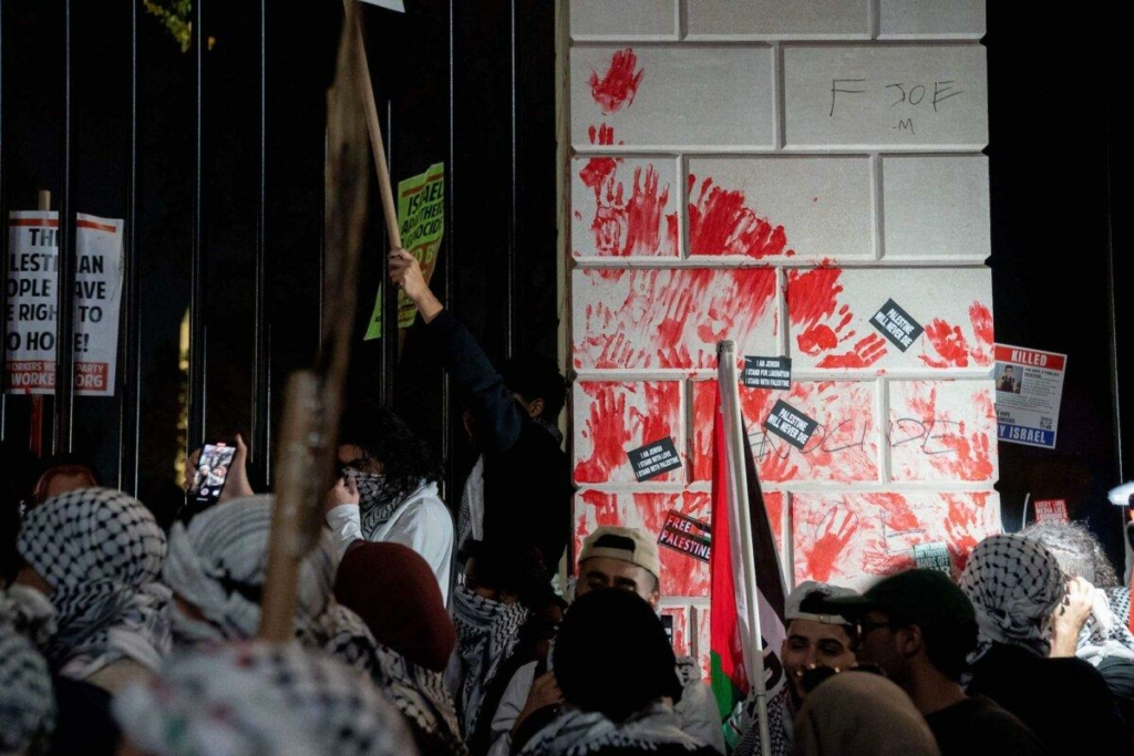 Những người diễn hành để lại dấu tay màu đỏ trên hàng rào phía trước Tòa Bạch Ốc trong cuộc tập hợp ủng hộ Palestine ở thủ đô Hoa Thịnh Đốn, hôm 04/11/2023. (Ảnh: Stefani Reynolds/AFP qua Getty Images)
