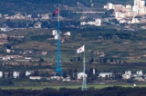 Quốc kỳ của Bắc Hàn (phía sau) và Nam Hàn (phía trước) tung bay trong gió như hình ảnh được chụp từ khu vực biên giới giữa hai miền Triều Tiên ở Paju, Nam Hàn, vào ngày 09/08/2021. (Ảnh: Im Byung-shik/Yonhap qua AP)