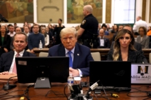 Cựu Tổng thống Donald Trump ngồi trong phòng xử án cùng với các luật sư Christopher Kise và Alina Habba trong phiên tòa xét xử gian lận dân sự tại Tòa án Tối cao Tiểu bang New York ở thành phố New York hôm 06/11/2023. (Ảnh: Brendan McDermid-Pool/Getty Images)