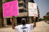Cư dân nhà di động và những người ủng hộ họ biểu tình bên ngoài Tòa Thị chính Carson ở Carson, California, vào ngày 15/07/2021. (Ảnh: Patrick T. Fallon/AFP qua Getty Images)
