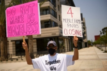 Cư dân nhà di động và những người ủng hộ họ biểu tình bên ngoài Tòa Thị chính Carson ở Carson, California, vào ngày 15/07/2021. (Ảnh: Patrick T. Fallon/AFP qua Getty Images)