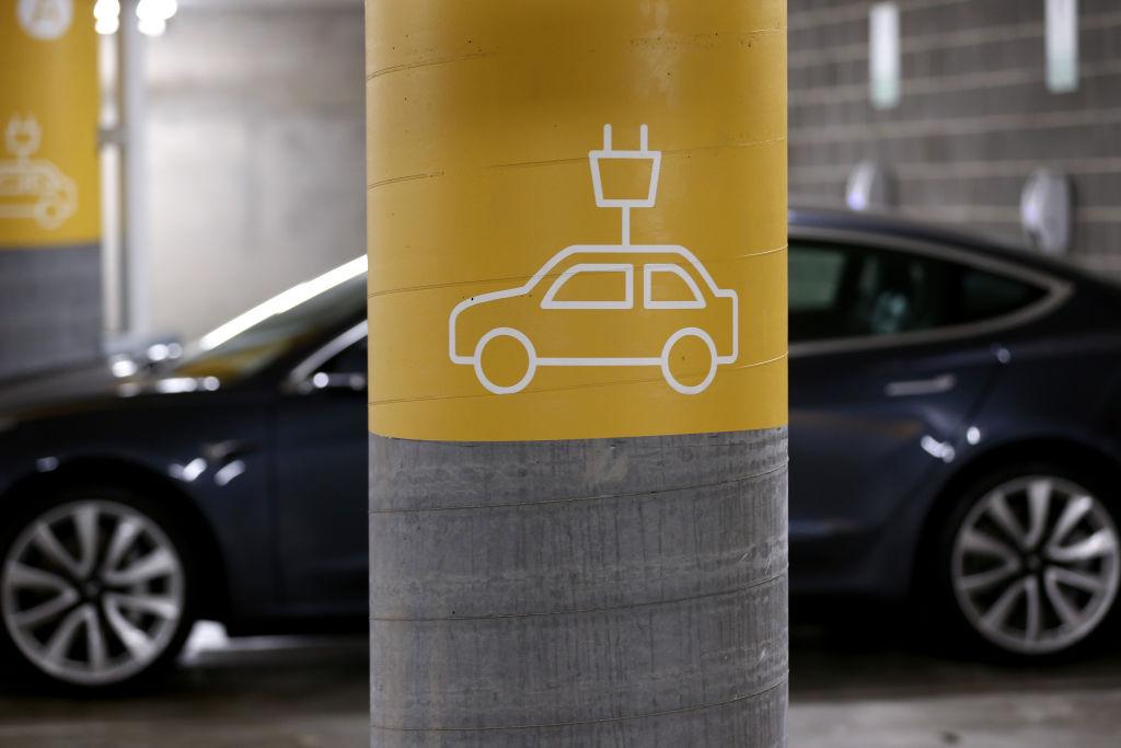 Một chiếc Tesla Model Y sạc tại trạm sạc xe điện ở Lane Cove ở Sydney, Úc, vào ngày 19/01/2021. (Ảnh: Brendon Thorne/Getty Images)